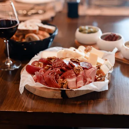 Les Monts Charvin Szálloda 3*